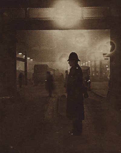 Poliziotto britannico in una strada nebbiosa (foto b/n) da English Photographer