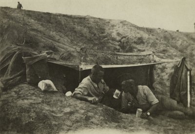 Soldati britannici fuori servizio in un campo a Tel-el-Jemi, Palestina, ottobre 1917 da English Photographer