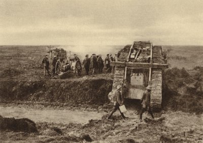 Squadrone di carri armati britannici che passa posizioni di artiglieria a Graincourt sulla strada per attaccare Bourlon Wood, Battaglia di Cambrai, Francia, Prima Guerra Mondiale, novembre 1917 da English Photographer