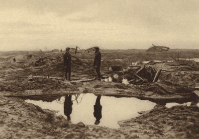 Carri armati britannici impantanati nel fango prima di raggiungere le linee tedesche a Ypres, Belgio, Prima Guerra Mondiale da English Photographer