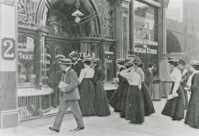 Festa in giardino a Buckingham Palace, 1911 da English Photographer