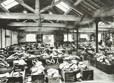Bull Wharf, interno del magazzino delle conchiglie, Londra, 1890 da English Photographer