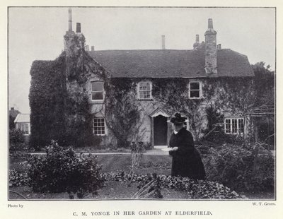 C M Yonge nel suo giardino a Elderfield da English Photographer
