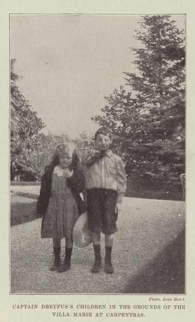 I figli del capitano Dreyfus nei giardini della Villa Marie a Carpentras da English Photographer