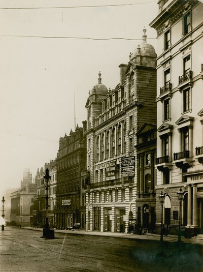 Carlton House, costruita sul sito della Cappella di St Philips, Regent Street, Londra da English Photographer