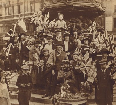 Celebrazione della vittoria nella Prima Guerra Mondiale a Piccadilly Circus, Londra da English Photographer