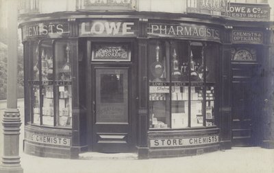 Charles Lowe & Co Farmacia, Newbury, Berkshire da English Photographer