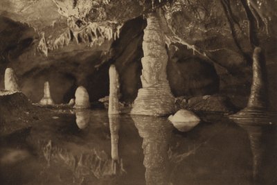 Grotte di Cheddar: Pilastri di stalagmite riflessi di bianco e rosso puro (foto b/n) da English Photographer