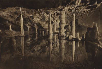 Grotte di Cheddar: Pilastri di stalagmite, un bel gruppo riflesso (foto b/n) da English Photographer