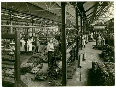 Avvolgimento della ciniglia, fabbrica di tappeti, 1923 da English Photographer