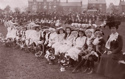 Bambini partecipanti a una competizione di costumi, c.1910 (fotografo in bianco e nero) da English Photographer