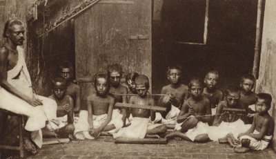 Bambini e il loro insegnante in una scuola in India (foto b/n) da English Photographer