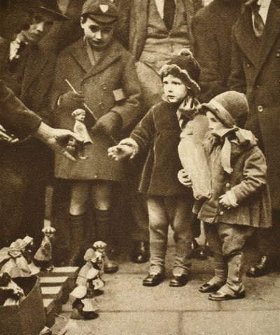 Bambini che si affollano intorno a un venditore ambulante, Holborn da English Photographer