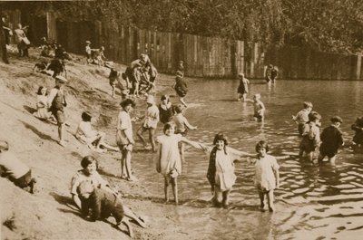 Bambini che giocano nello stagno di Hampstead da English Photographer