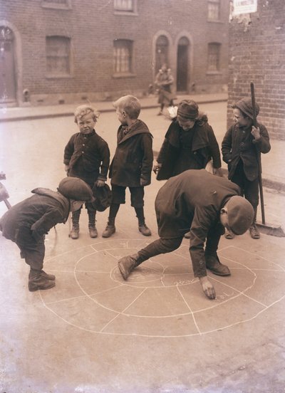 Bambini che giocano nelle strade di Londra da English Photographer
