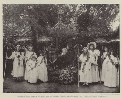 Festa floreale dei bambini nei giardini della Royal Botanic Society, Regents Park, il sogno di bellezza di Mrs Garford da English Photographer