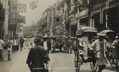 Processione funebre cinese, Hong Kong, da un album di fotografie relative al servizio di Pte H. Chick, 1940 da English Photographer