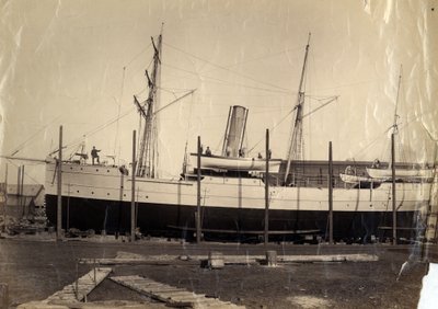 Incrociatore cinese "Li Kin" o la sua nave gemella "Kai Pan" sullo scivolo pronto per il varo, 1888 da English Photographer