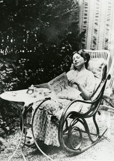 Christabel Pankhurst (1881-1969) che legge una copia di The Suffragette c.1905-14 da English Photographer