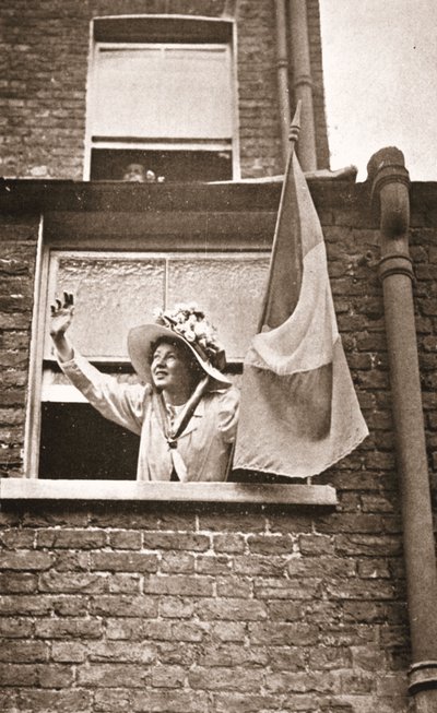 Christabel Pankhurst saluta gli scioperanti della fame da una casa che domina la prigione di Holloway da English Photographer