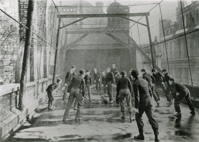 Campo da calcio della scuola cittadina nel 1902 da English Photographer