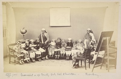 Classe con maestra in una scuola femminile di campagna, Bombay, c. 1873 da English Photographer