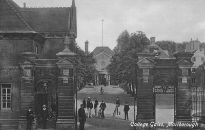 Cancelli del College, Marlborough College, Wiltshire da English Photographer