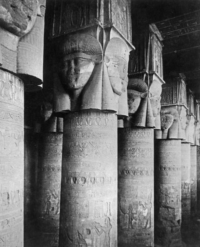 Colonne nel Tempio di Hathor, c.1904-05 da English Photographer
