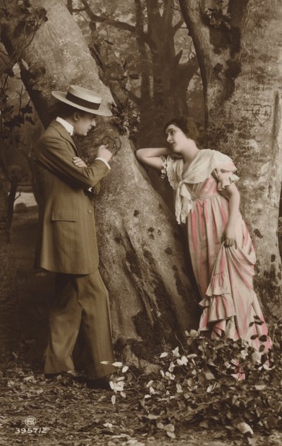Coppia che incide le loro iniziali su un albero da English Photographer