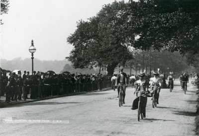Ciclismo a Hyde Park, c.1895 da English Photographer
