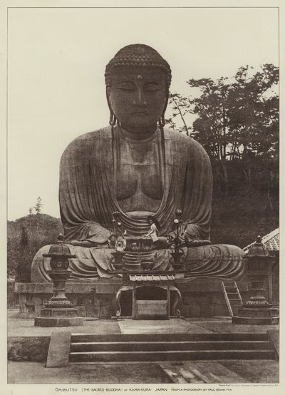 Daibutsu, Il Sacro Buddha, a Kamakura, Giappone (foto b/n) da English Photographer