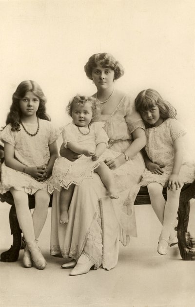 Daphne du Maurier da bambina (foto b/n) da English Photographer