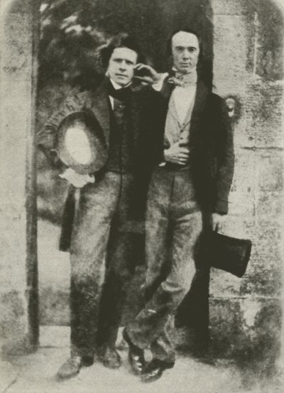 David Octavius Hill (sinistra) e W B Johnstone, direttore della Galleria Nazionale Scozzese da English Photographer