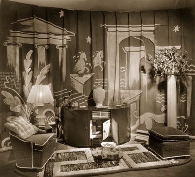 Stand commerciale decorativo a Dorland Hall con tessuto appeso, anni 1940 da English Photographer