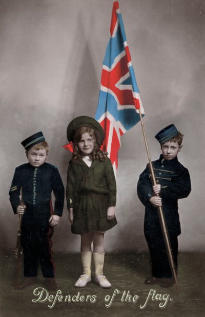 Difensori della Bandiera, tre bambini in uniforme con la Union Jack da English Photographer
