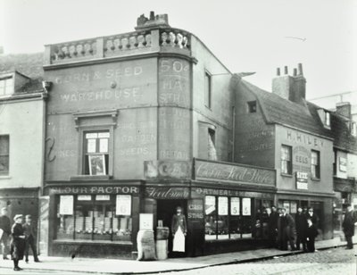 Deptford Broadway: scena di strada con facciate di negozi, Londra, 1897 da English Photographer