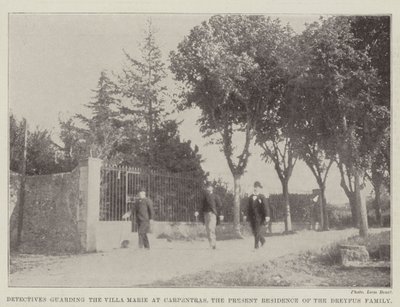 Detective che sorvegliano la Villa Marie a Carpentras, attuale residenza della famiglia Dreyfus da English Photographer
