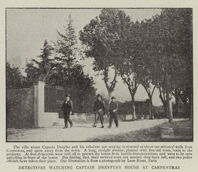 Detective che sorvegliano la Casa del Capitano Dreyfus a Carpentras da English Photographer