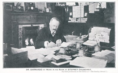 Dr Barnardo al lavoro nella sua stanza a Stepney Causeway da English Photographer
