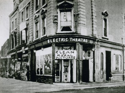Primo cinema Flea-Pit, il Nelson Electric Theatre in Old Kent Road, che mostra immagini pulite e morali da English Photographer