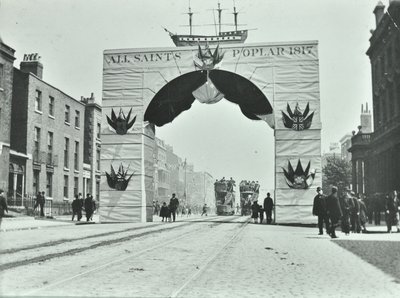 East India Dock Road: arco temporaneo, Giubileo di Diamante di Vittoria, 1897 da English Photographer