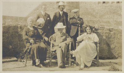 Edward Hudson e amici, Lindisfarne, c.1918 da English Photographer