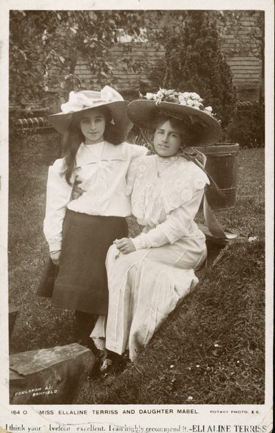 Ellaline Terriss, attrice e cantante inglese con sua figlia, Mabel da English Photographer