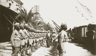 Emiro Faisal alla stazione di Lydda, Palestina, con Sir Herbert Samuel, 1920 da English Photographer