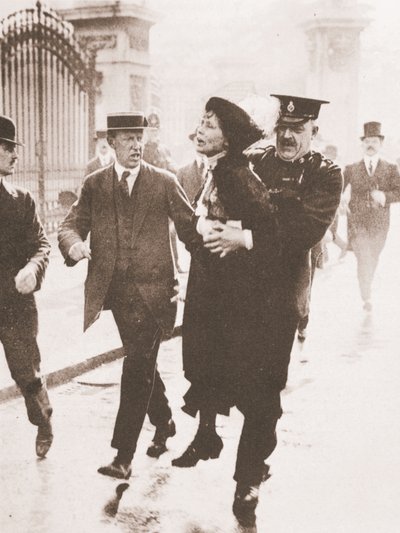 Arresto di Emmeline Pankhurst fuori da Buckingham Palace, mentre cercava di presentare una petizione al re, 21 maggio 1914 da English Photographer