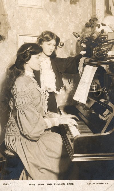 Attrici e cantanti inglesi, Zena Dare e sua sorella Phyllis Dare da English Photographer