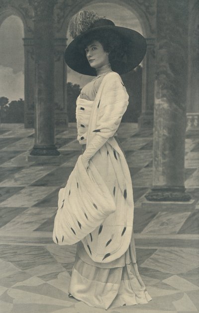 Mantella di ermellino, realizzata con ermellino su entrambi i lati, con grande manicotto abbinato, anche realizzato in scoiattolo da English Photographer