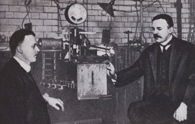 Ernest Rutherford e Hans Geiger nel laboratorio di fisica dell