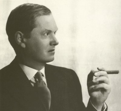 Evelyn Waugh, ritratto, che fuma un sigaro da English Photographer