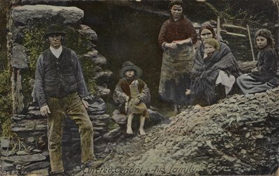 Inquilino sfrattato e la sua famiglia, Irlanda da English Photographer